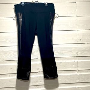 Move Capri leggings bundle of 2 medium